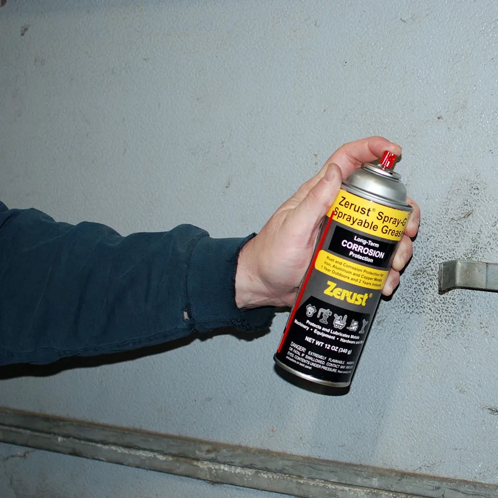 ZerustSpray-G_SprayableGrease_Application_resized